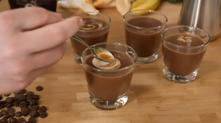 J’ai troqué les flans et mousses du commerce pour cette crème dessert au café maison : onctueuse, sans œufs et très facile à réaliser !